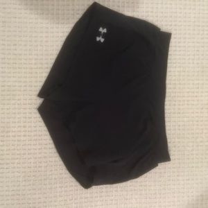 Women’s Under Armour Heatgear size SM running short
